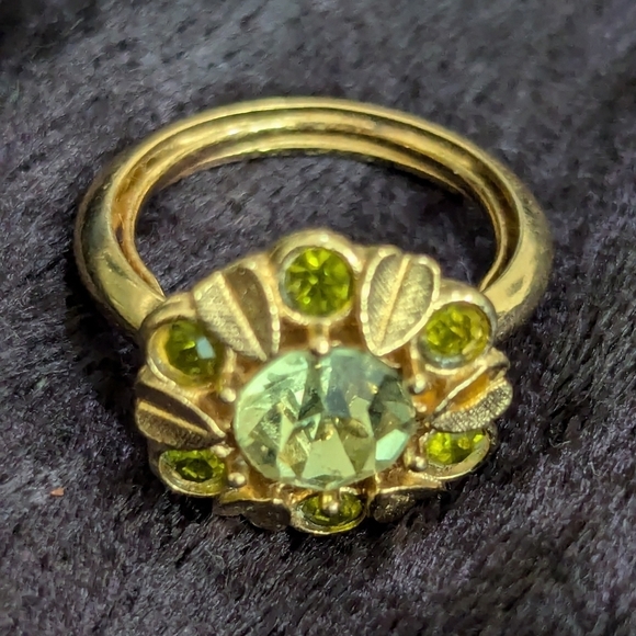 Avon Vintage Gold Tone Peridot Birthstones (August) Ring w/Sizer Size 4 - Picture 1 of 6